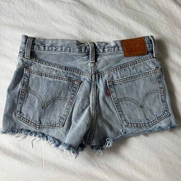 Levi’s 501 Jean shorts 🤍 - Picture 3 of 4
